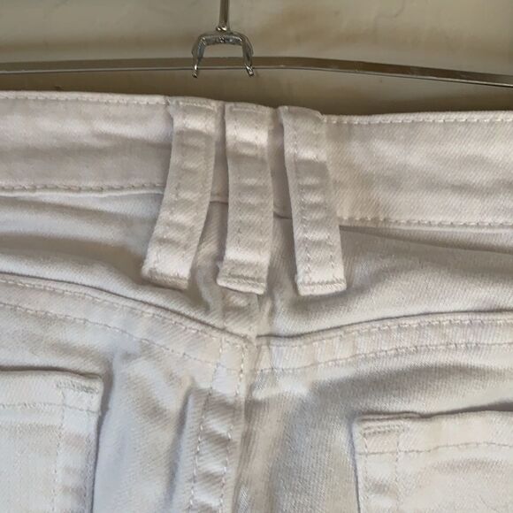 𝅺KUT from the Kloth white denim. Mid rise. Five pockets. - Picture 6 of 11
